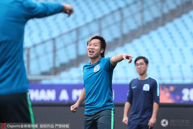 诸如车内人物的镜头、透过挡风玻璃拍摄移动的公路与乡野景色，还有车轮转动经过的外景镜头等驾车的段落，正是文德斯公路电影中的一贯手法